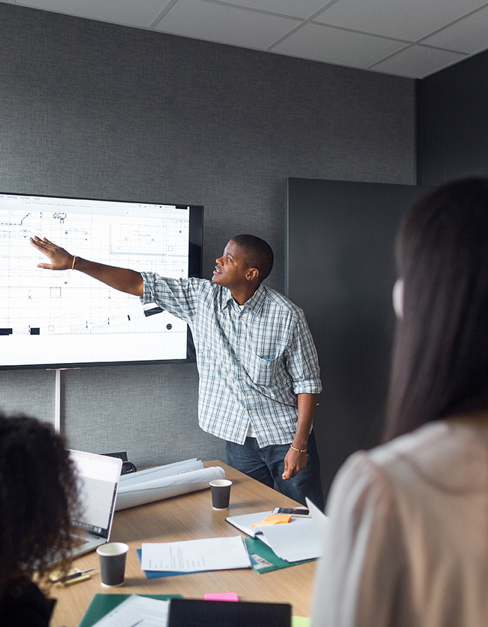 a dynamic team meeting with an engaging presentati EKNRNKF