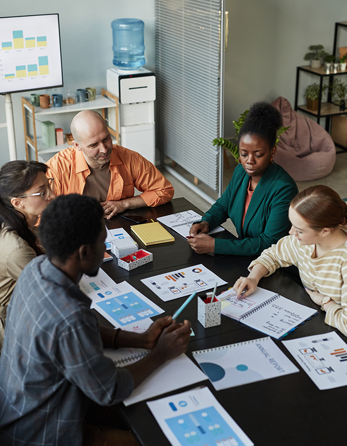 diverse business team sharing ideas in meeting SVE8M4G